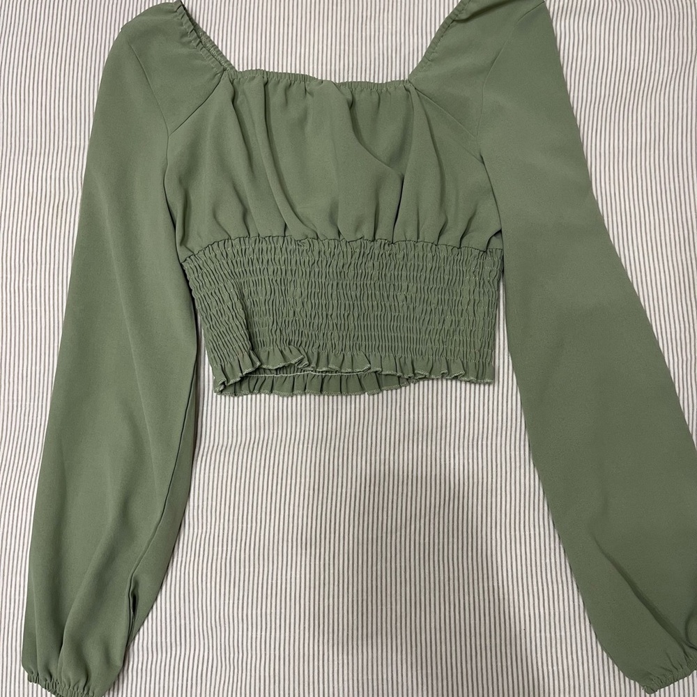 Stylish green long sleeve!! Barley ever worn and looks great with jeans!! 🦎✨